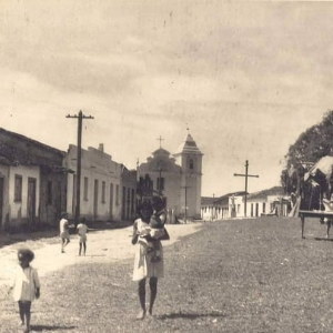 Praça da Igreja (imagem original e colorizada por IA)